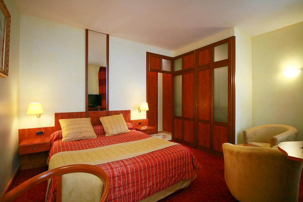 Hotel D'Etigny Bagneres-de-Luchon Экстерьер фото